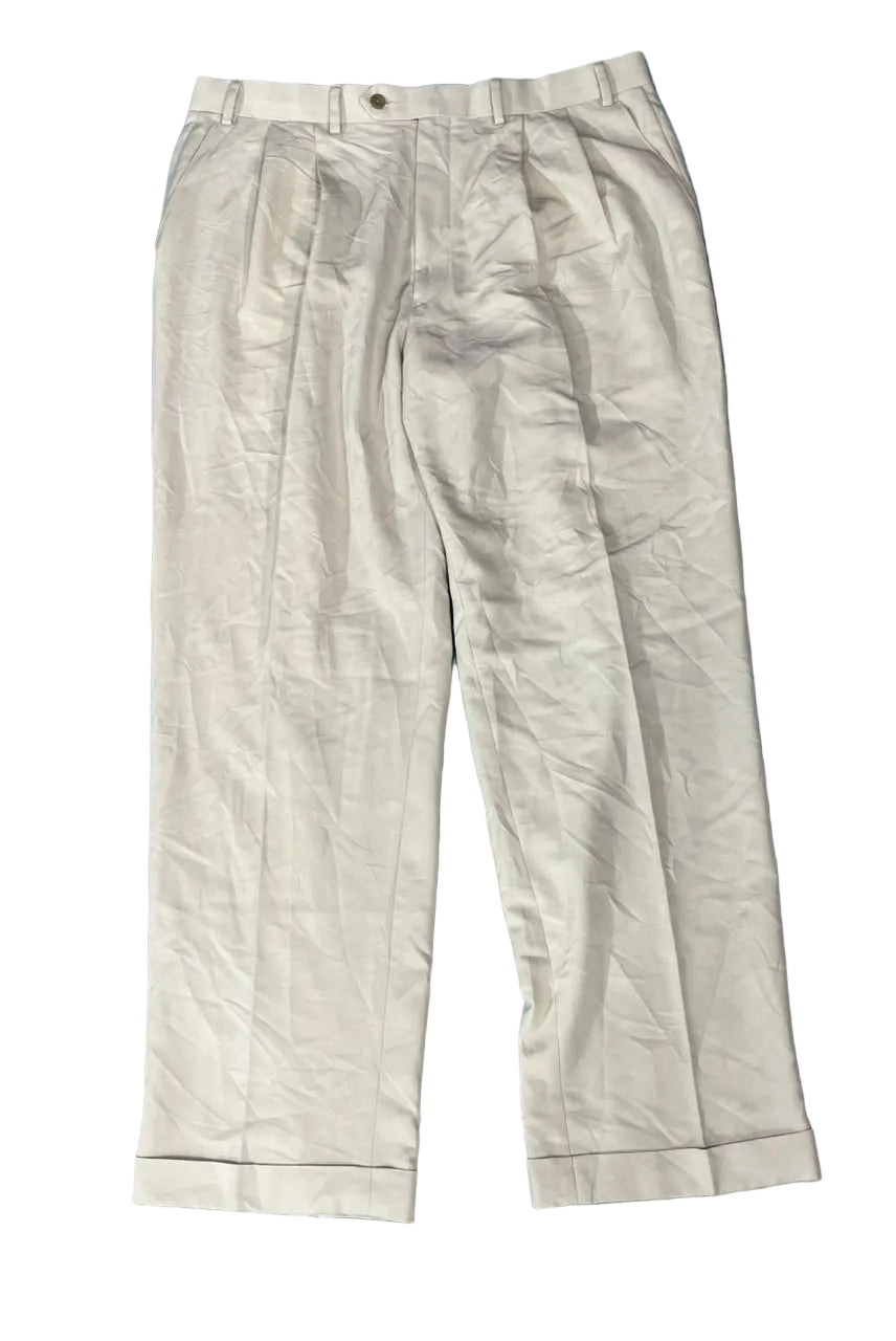 A pair of light beige or off-white cropped trousers CHAPS 