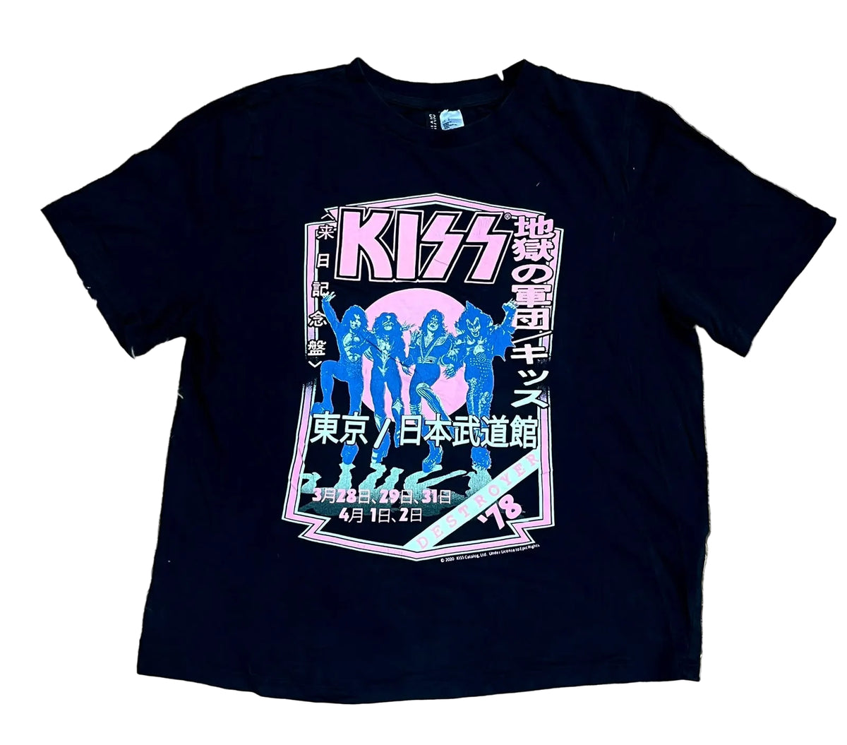 A black short-sleeve graphic t-shirt featuring the KISS band logo and Japanese text,