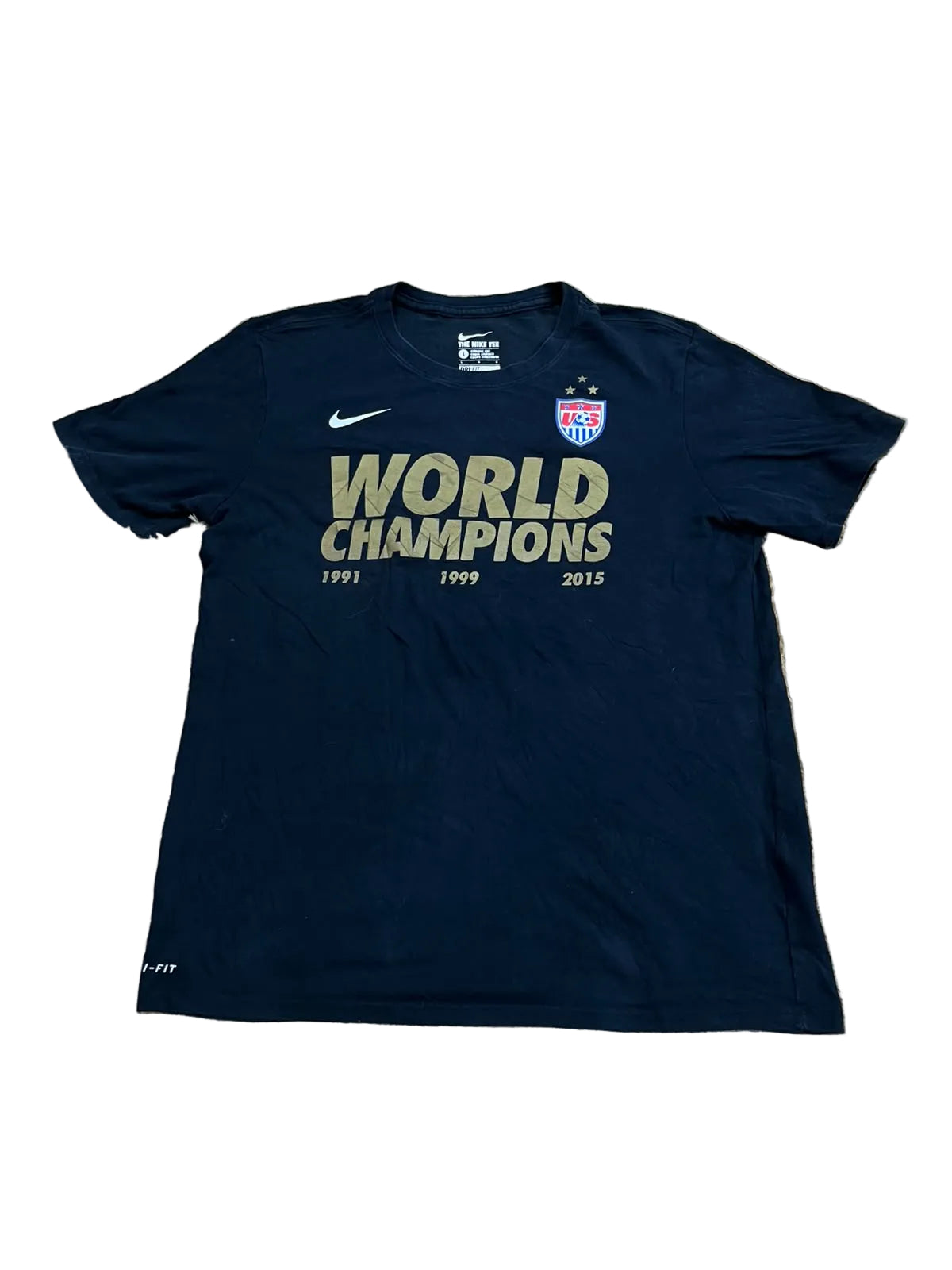NIKE MEN ROUND NECK T-SHIRT ON A WHITE PLAIN BACKGROUND