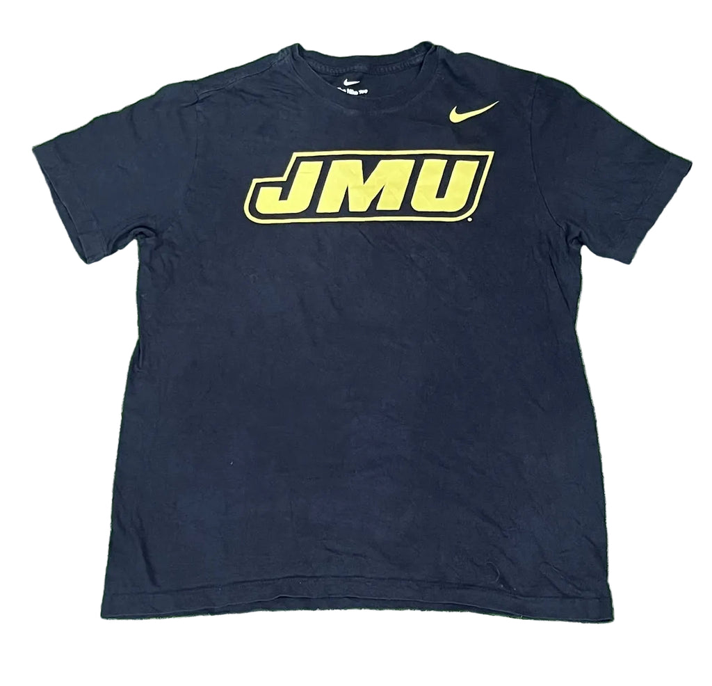 NIKE MEN ROUND NECK T-SHIRT ON A WHITE PLAIN BACKGROUND 