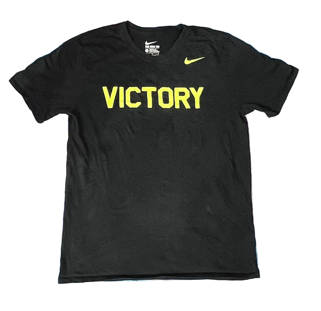 NIKE MEN ROUND NECK T-SHIRT ON A WHITE PLAIN BACKGROUND 