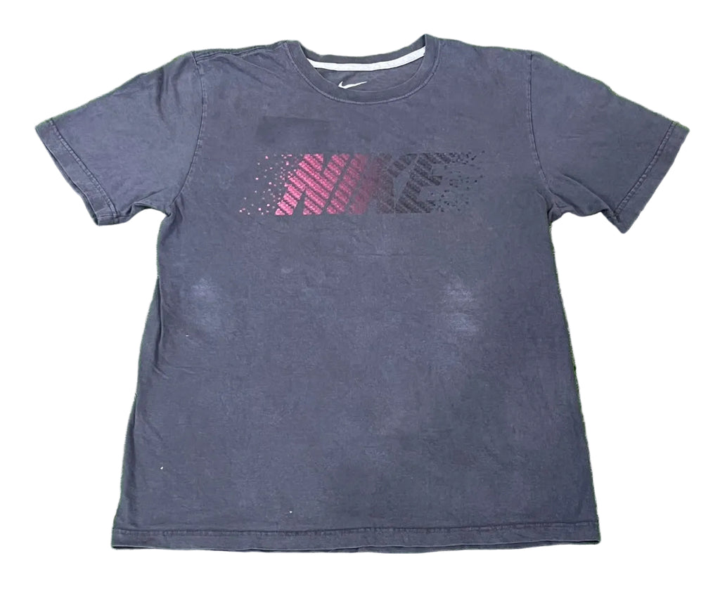 NIKE MEN ROUND NECK T-SHIRT ON A WHITE PLAIN BACKGROUND 
