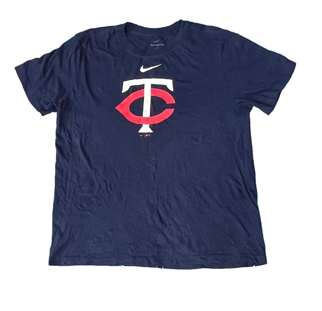 NIKE MEN ROUND NECK T-SHIRT ON A WHITE PLAIN BACKGROUND 