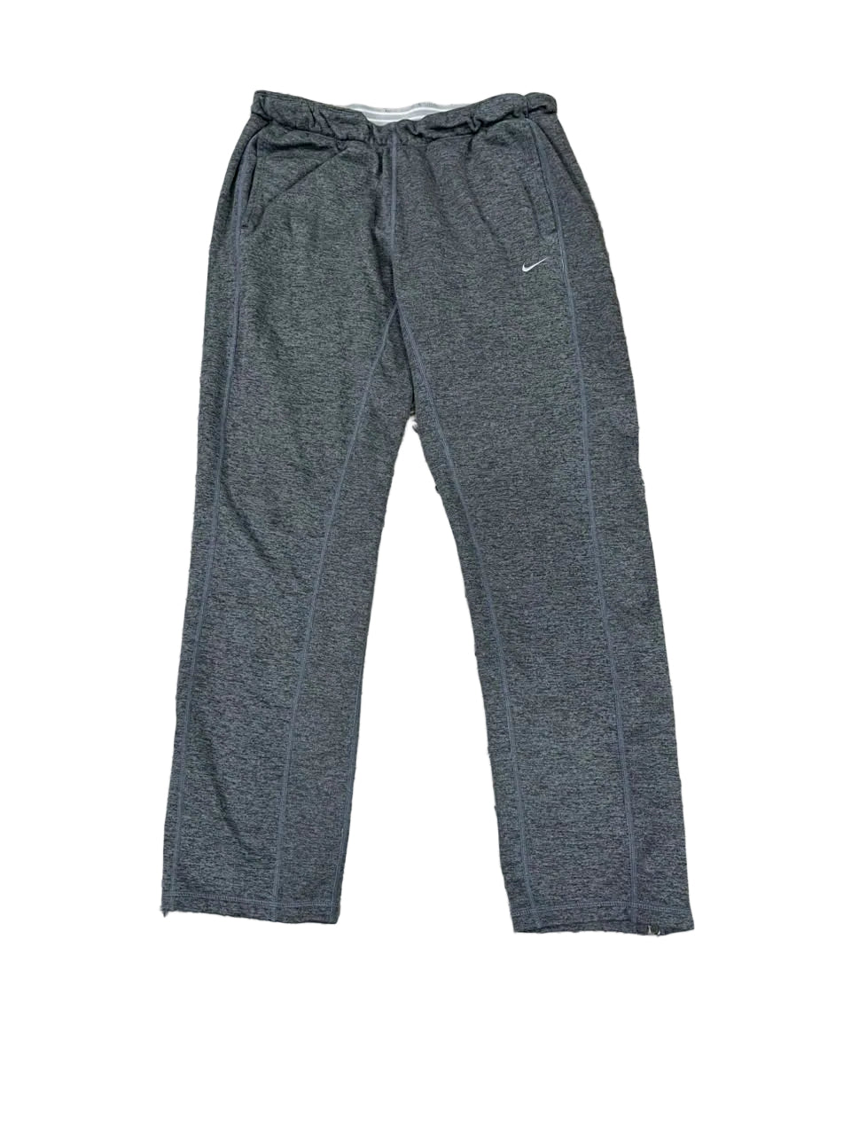 NIKE MEN TROUSER ON THE WHITE BACKROUND
